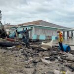 Restaurante colapsa por fuertes olas en Playa Bagdad de Matamoros, Tamaulipas