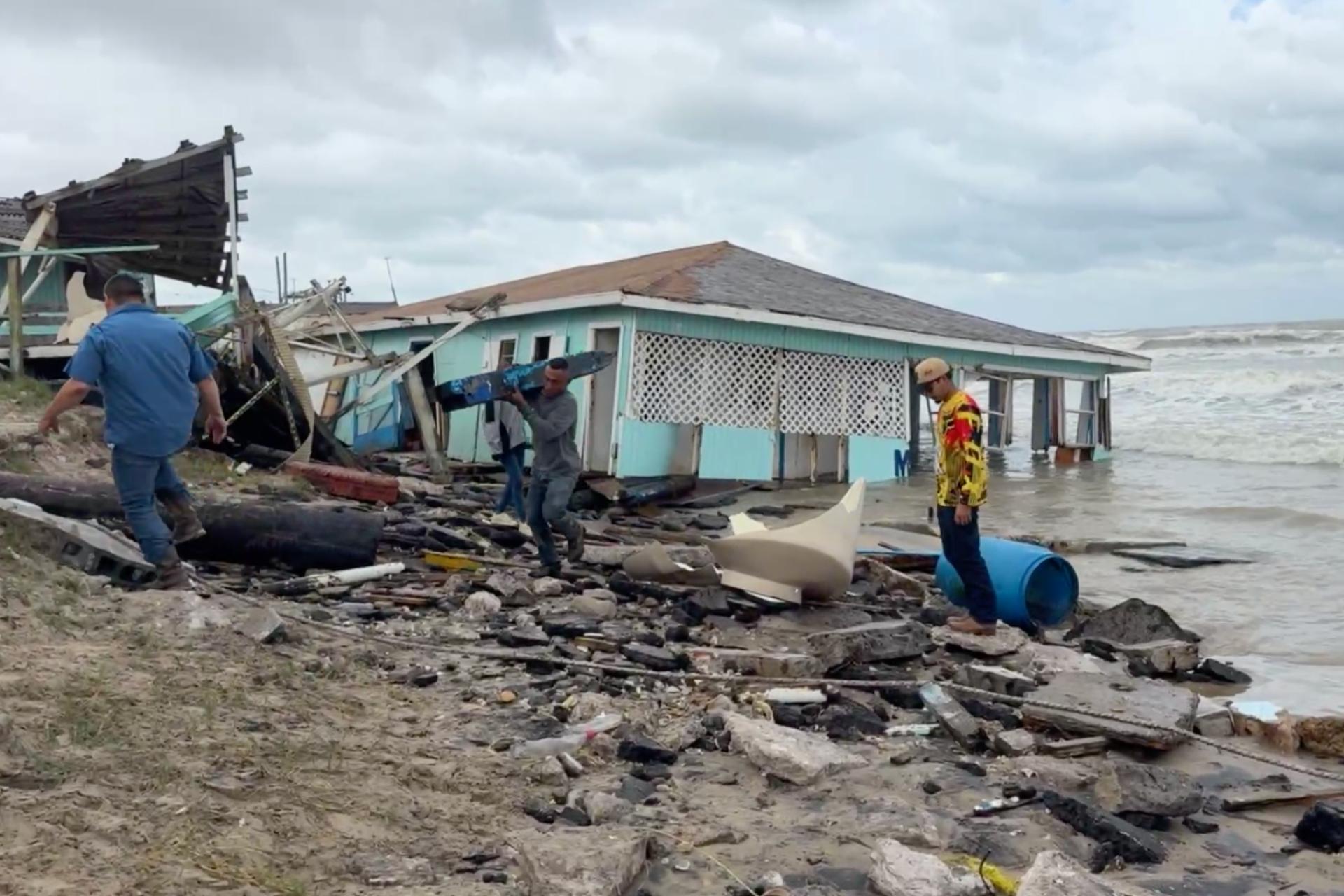 Restaurante colapsa por fuertes olas en Playa Bagdad de Matamoros, Tamaulipas