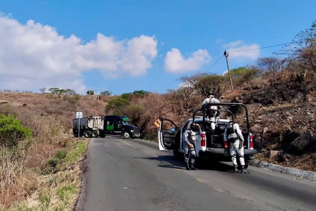 Despliegan operativo en Cotija, Michoacán, tras enfrentamientos armados y bloqueos