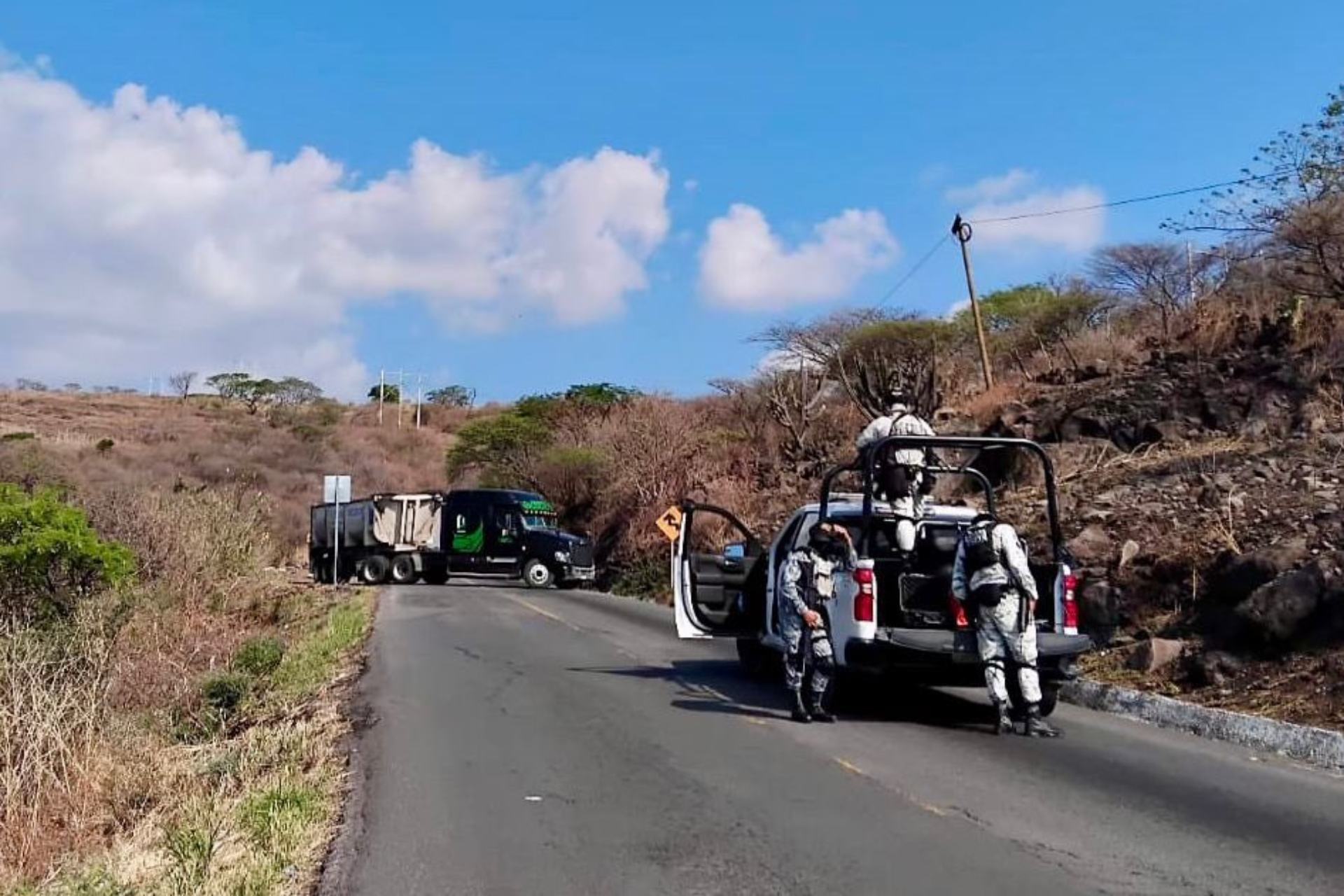 Despliegan operativo en Cotija, Michoacán, tras enfrentamientos armados y bloqueos Despliegan operativo en Cotija, Michoacán, tras enfrentamientos armados y bloqueos