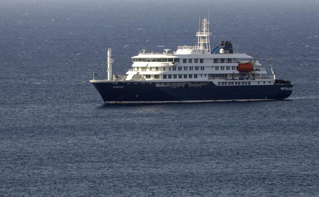 Crucero del hantavirus atracará en Tenerife para evacuar a los pasajeros