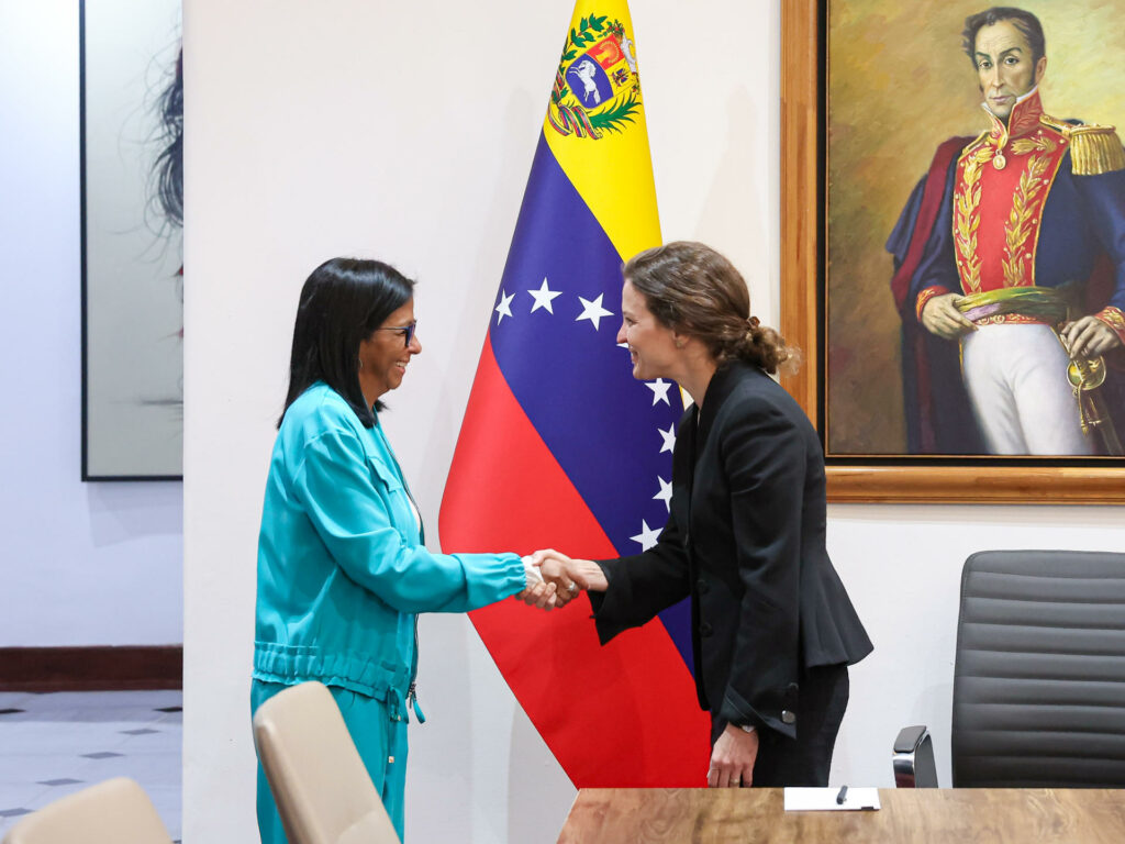 Delcy Rodríguez se reúne en Venezuela con una delegación del Banco Mundial
