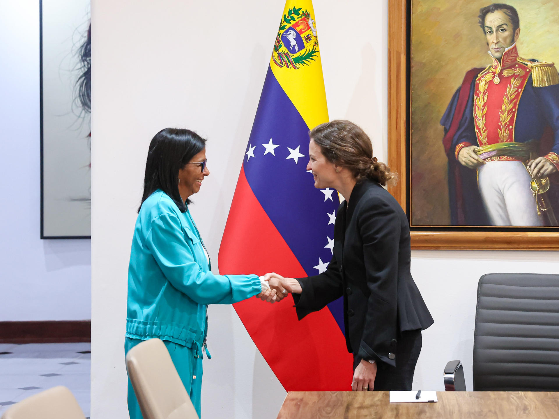 Delcy Rodríguez se reúne en Venezuela con una delegación del Banco Mundial