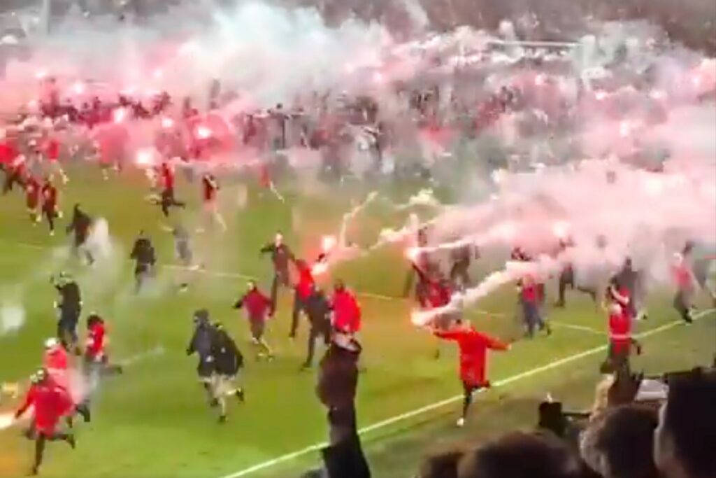 Caos en el Derbi de Praga: Aficionados invaden la cancha y provocan la suspensión del juego