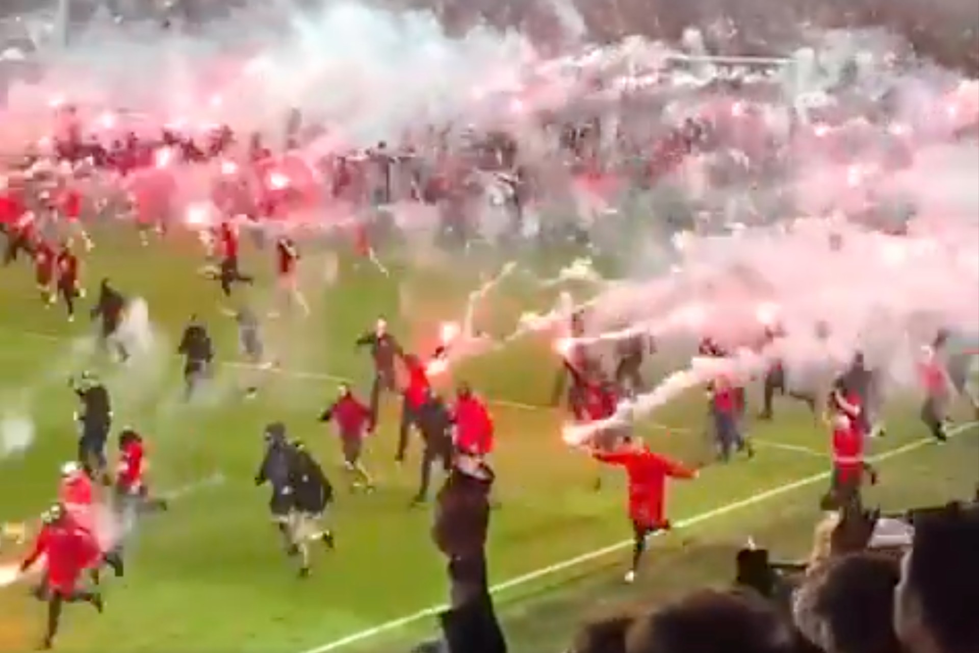 Caos en el Derbi de Praga: Aficionados invaden la cancha y provocan la suspensión del juego