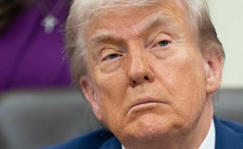 Trump confirma la suspensión del impuesto federal a la gasolina por altos precios