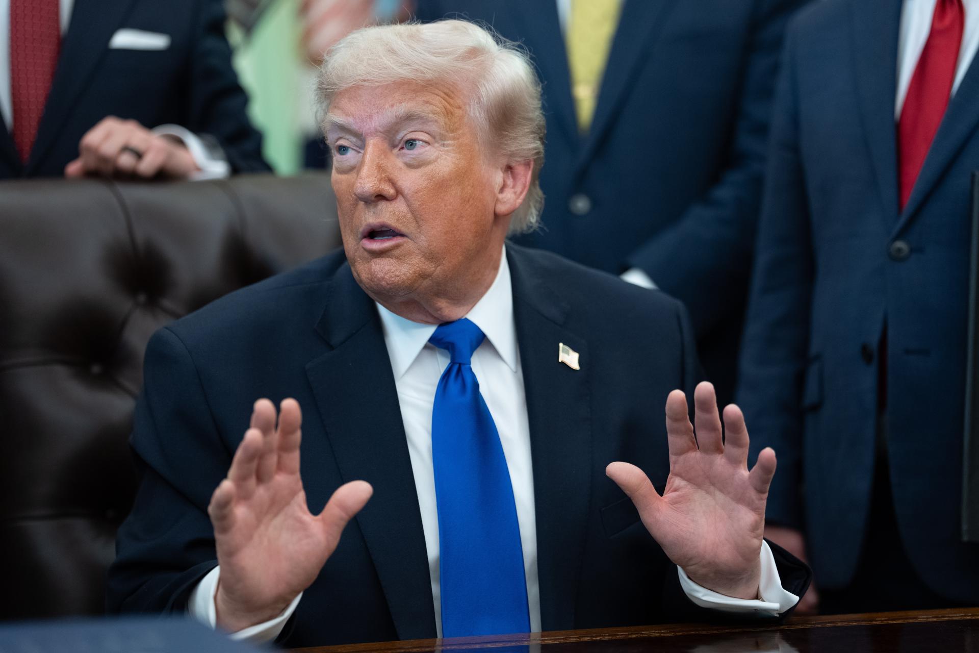 Trump acusa a la Unión Europa de violar pacto comercial y eleva al 25 % aranceles a coches
