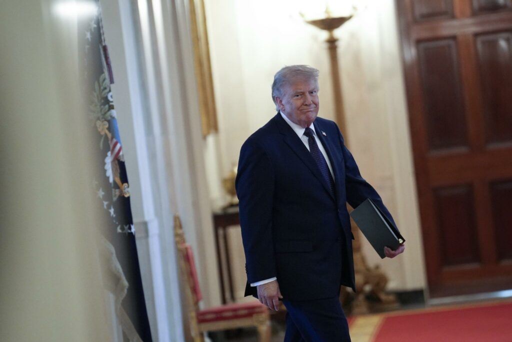 Trump: EE.UU. e Irán negocian últimos detalles de pacto para reabrir estrecho de Ormuz,