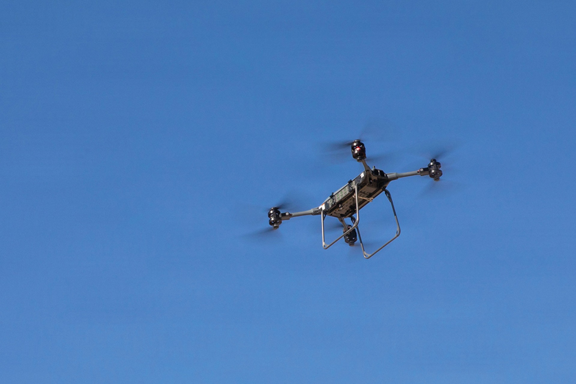 Ataque con drones en Sinaloa: Lanzan explosivos contra policías estatales y militares en Escuinapa
