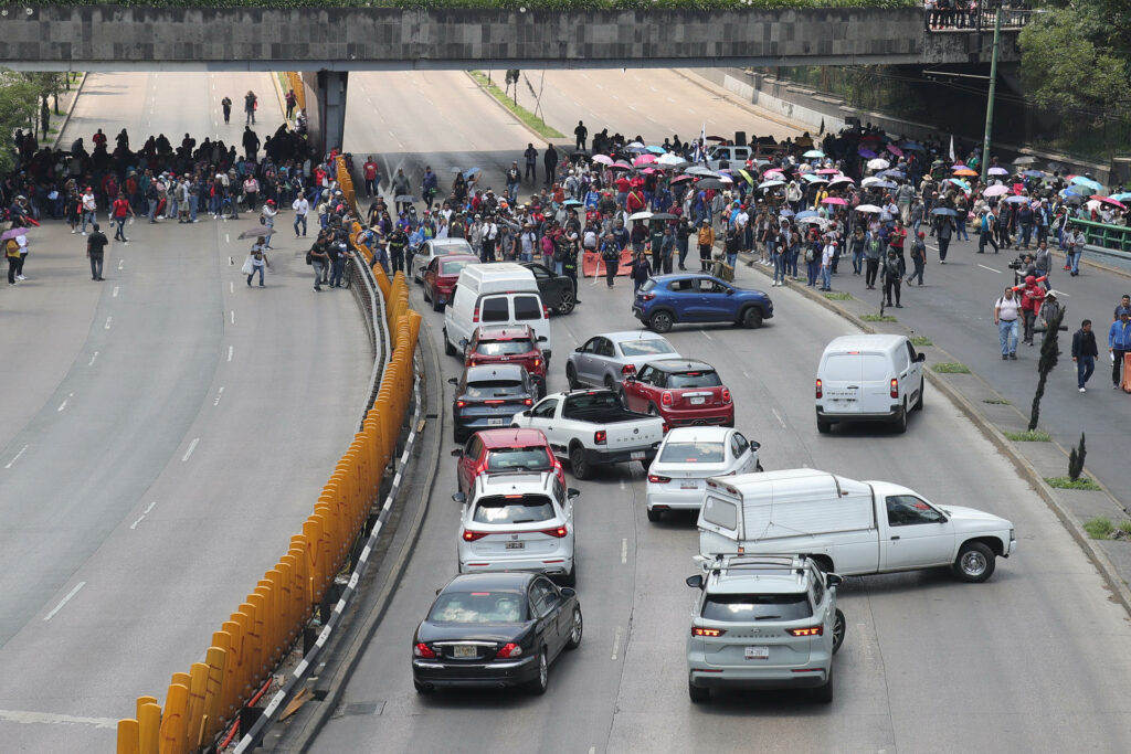 Maestros de la CNTE escalan sus protestas con bloqueos viales a dos semanas del Mundial - edebc58471e5a1d7c145f8d0c739d64e6f986fafw-1024x683