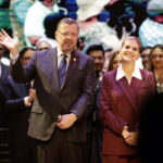 El Rey no abdica: Chaves cambia de despacho, no de poder
