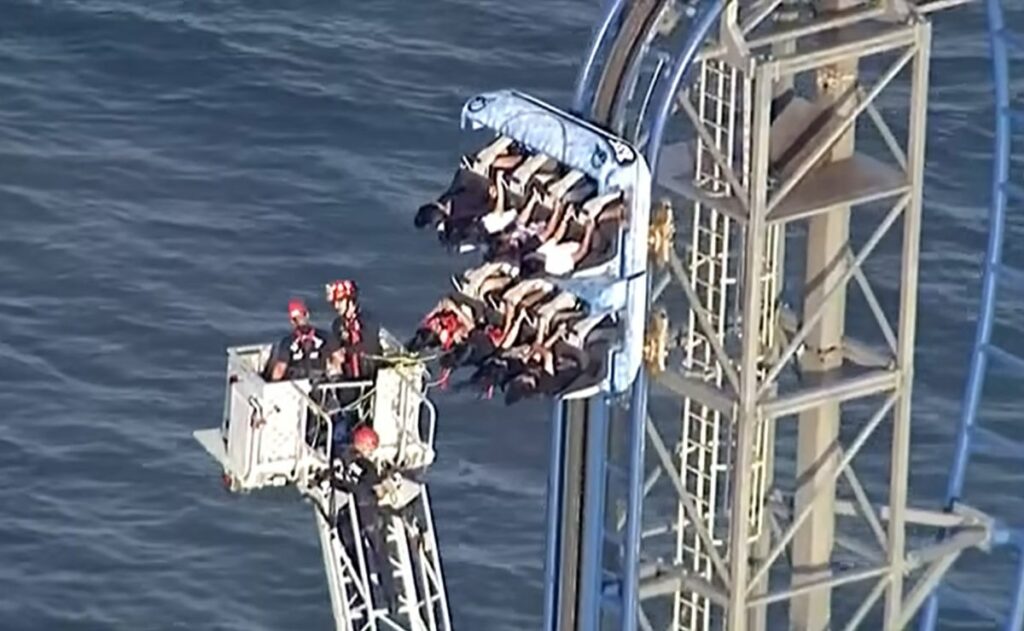 Video: Estudiantes quedan atrapados en lo alto de montaña rusa; así los rescataron