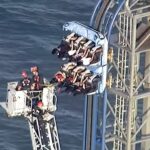 Video: Estudiantes quedan atrapados en lo alto de montaña rusa; así los rescataron