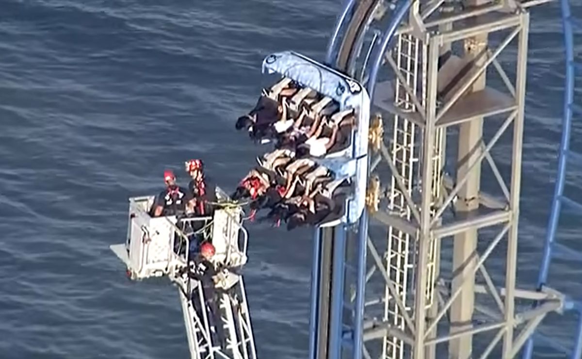 Video: Estudiantes quedan atrapados en lo alto de montaña rusa; así los rescataron