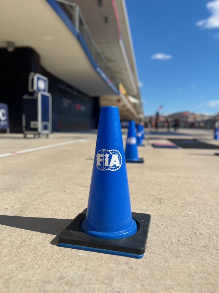 La Fórmula 1 y el intento de recuperar su alma en 2027 - fia-cono-pit-lane-768x1024