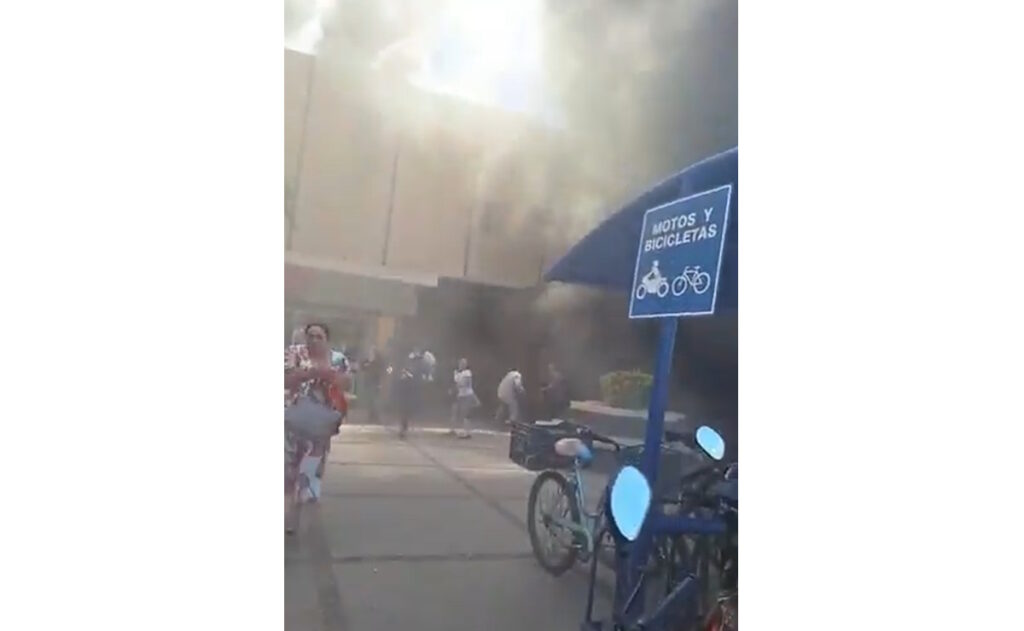 Fuerte incendio en plaza de Los Mochis deja al menos cinco muertos