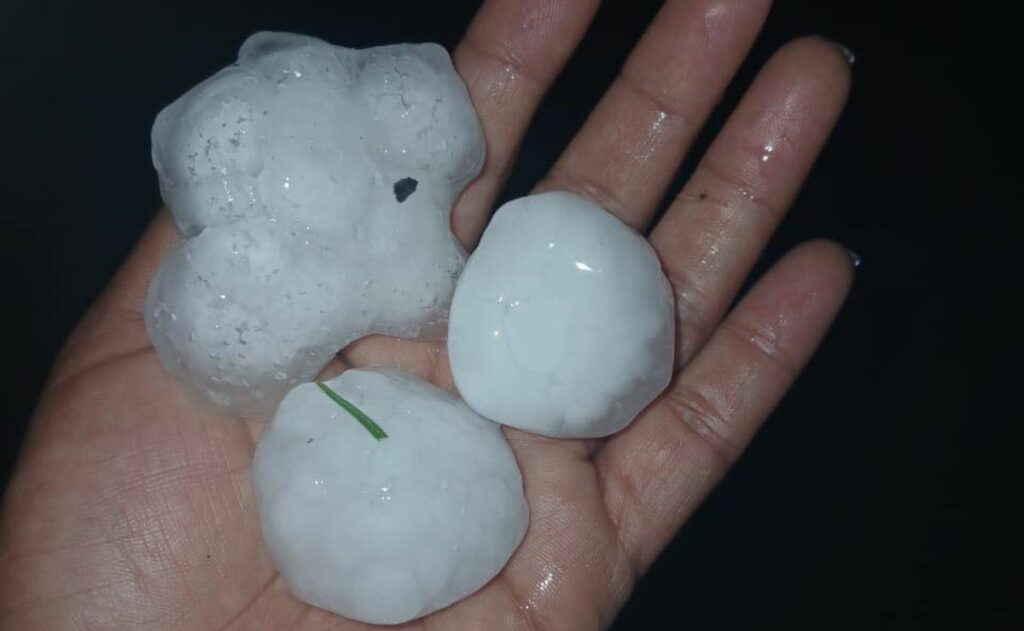 Granizo sorprende a habitantes de Nuevo León; hielo rompió vidrios de autos