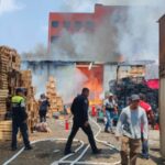 Arde bodega de cartón en Iztapalapa