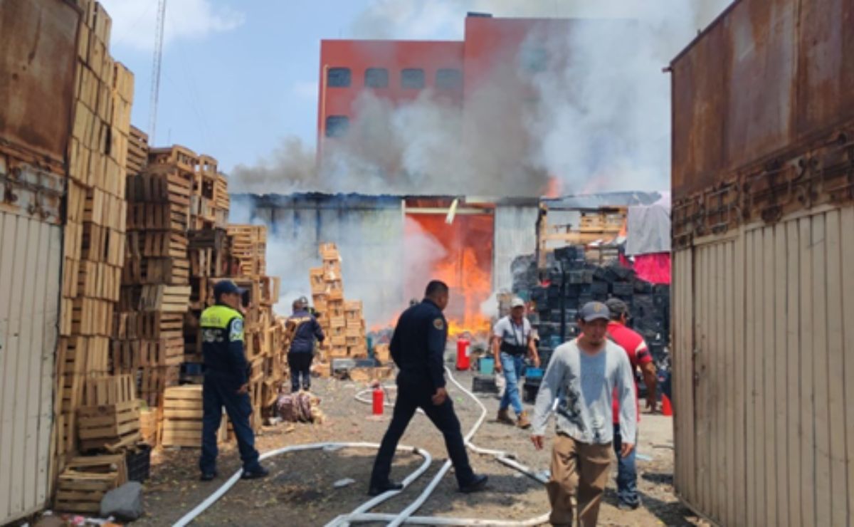 Arde bodega de cartón en Iztapalapa