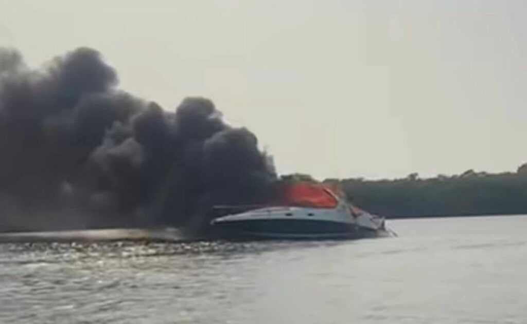 Video: Yate se incendia en Veracruz; tripulantes se arrojaron al mar