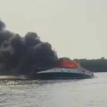 Video: Yate se incendia en Veracruz; tripulantes se arrojaron al mar