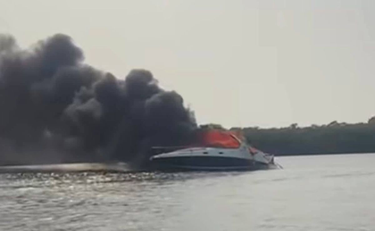 Video: Yate se incendia en Veracruz; tripulantes se arrojaron al mar