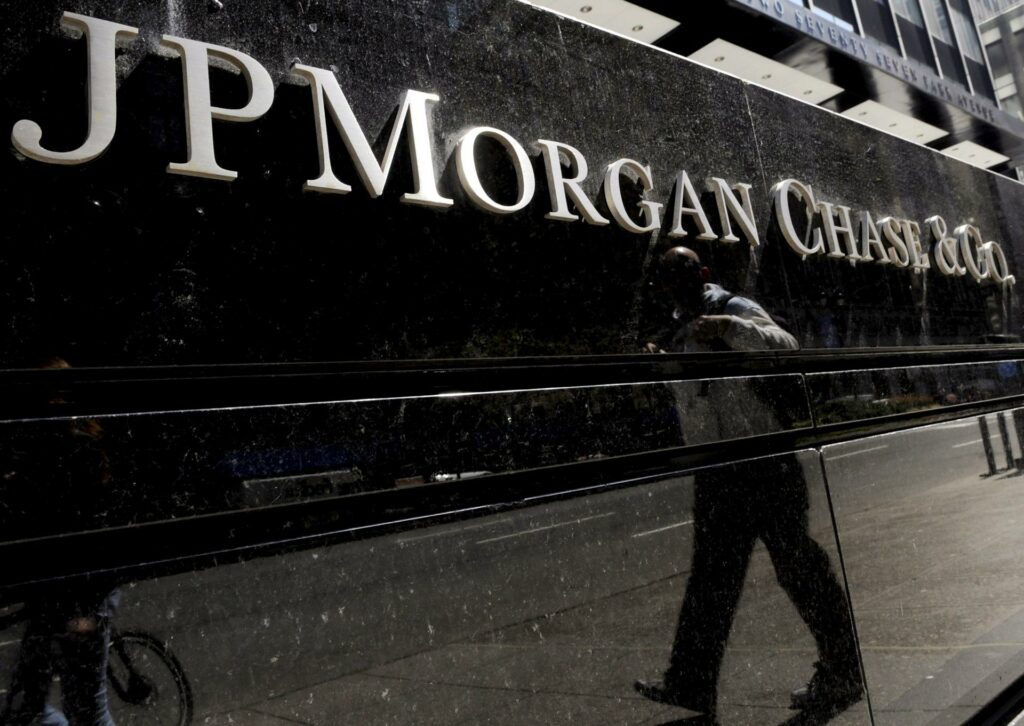 Directiva de JPMorgan niega presunta agresión sexual a empleado