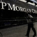 Directiva de JPMorgan niega presunta agresión sexual a empleado