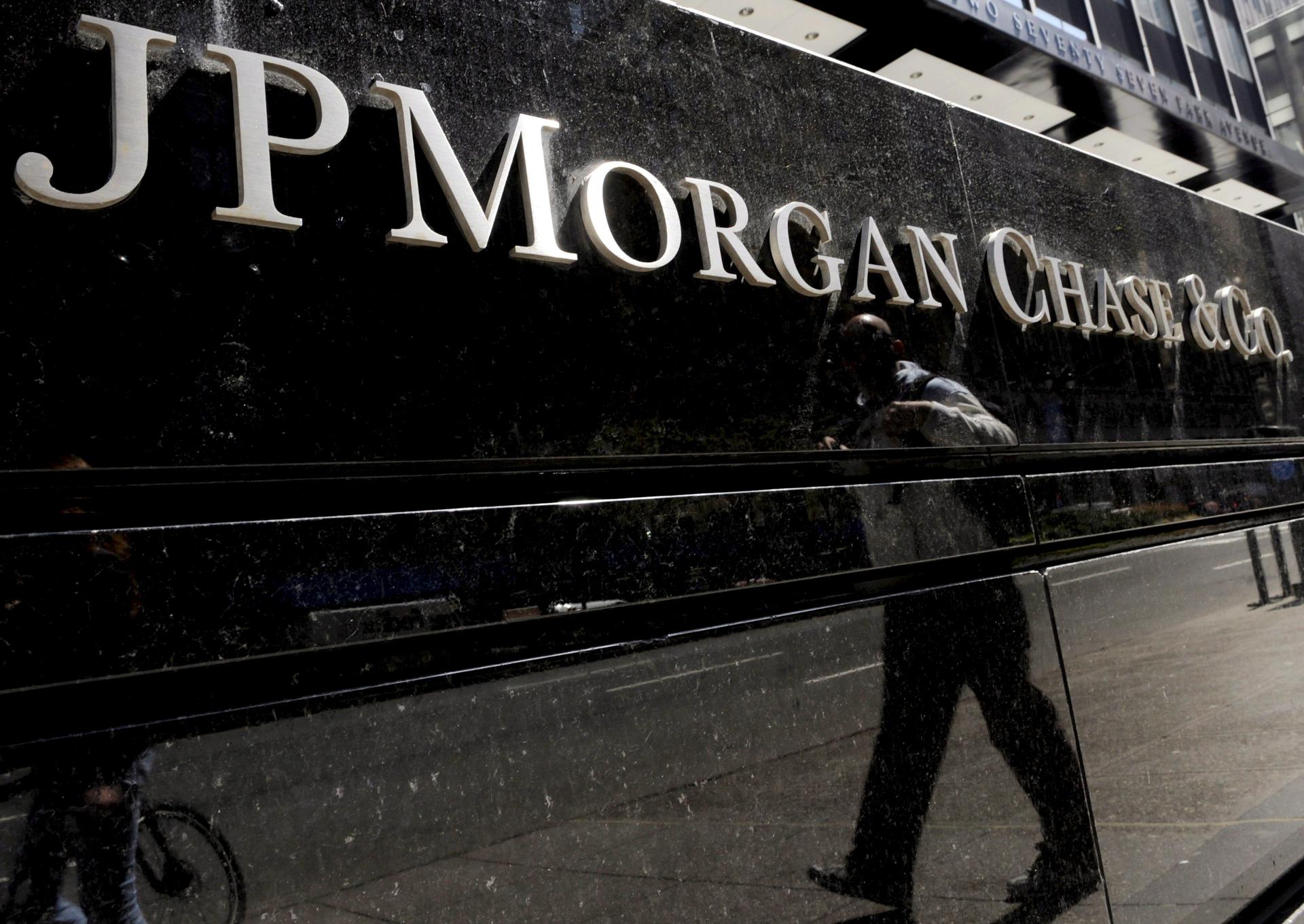 Directiva de JPMorgan niega presunta agresión sexual a empleado