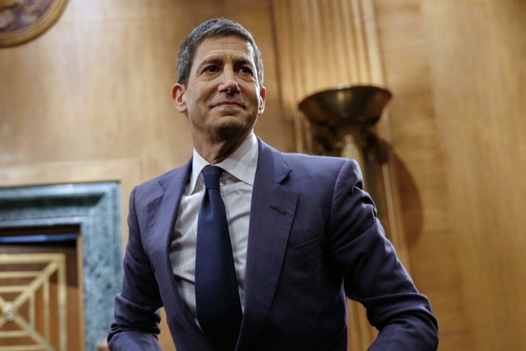 Senado de EE.UU. aprueba al candidato de Trump, Kevin Warsh, como nuevo presidente de la Fed