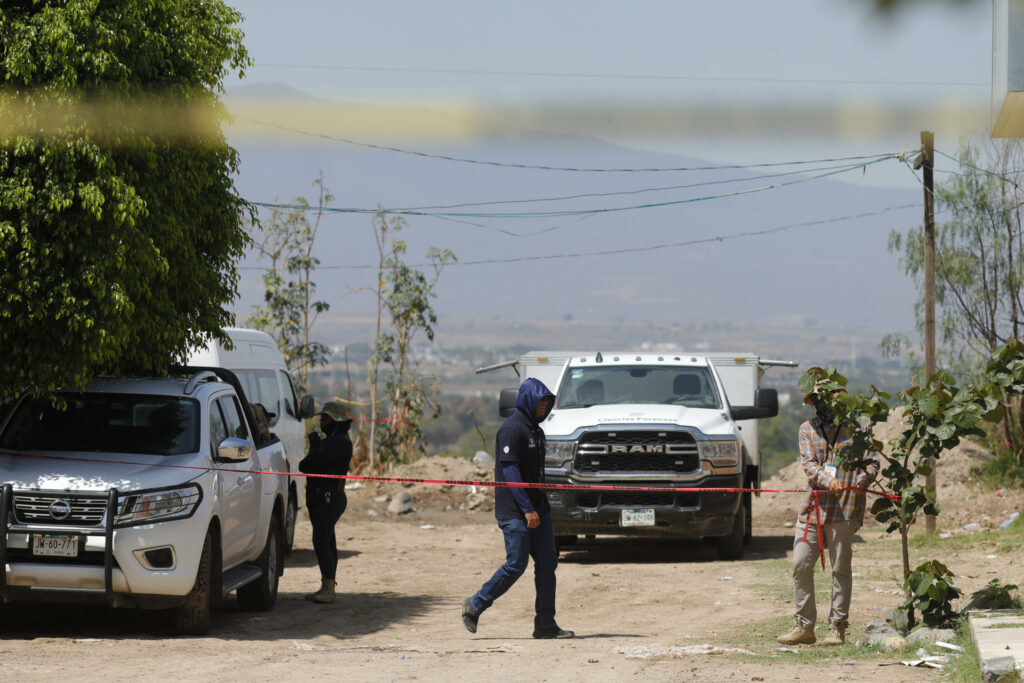 Colectivos hallan fosa clandestina en Jalisco con 60 bolsas con restos humanos