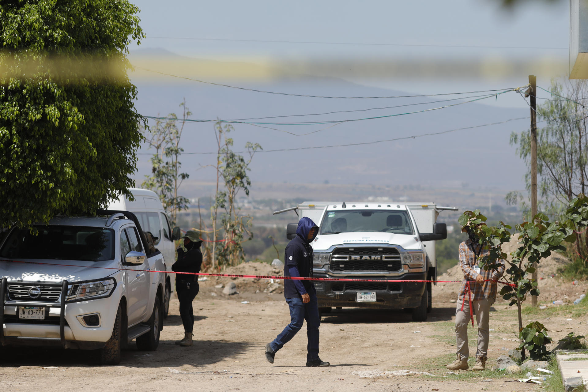 Colectivos hallan fosa clandestina en Jalisco con 60 bolsas con restos humanos