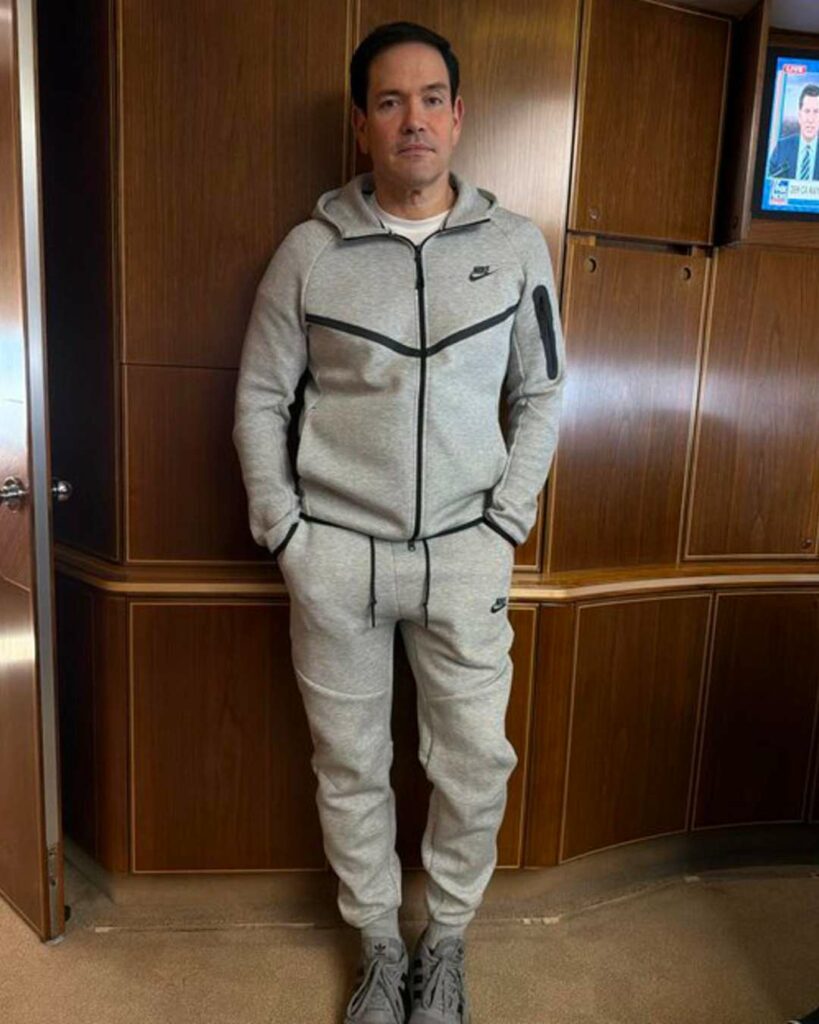 Marco Rubio aparece con la ropa deportiva que llevaba Nicolás Maduro durante su captura - marco-rubio-aparece-con-la-ropa-deportiva-que-llevaba-nicolas-maduro-durante-su-captura-1-819x1024