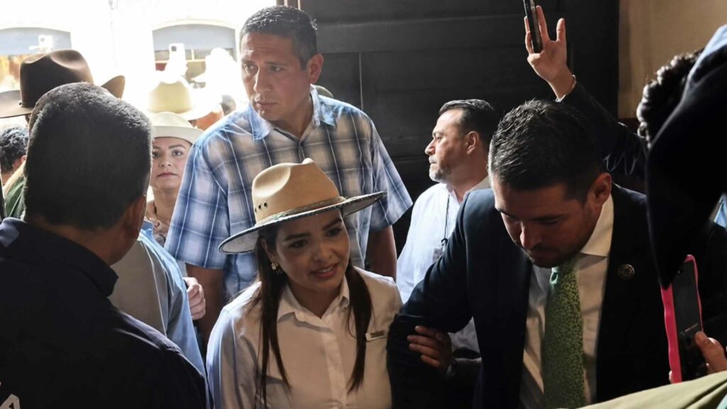 Movimiento del Sombrero irrumpe en sesión del Congreso de Michoacán por reforma electoral
