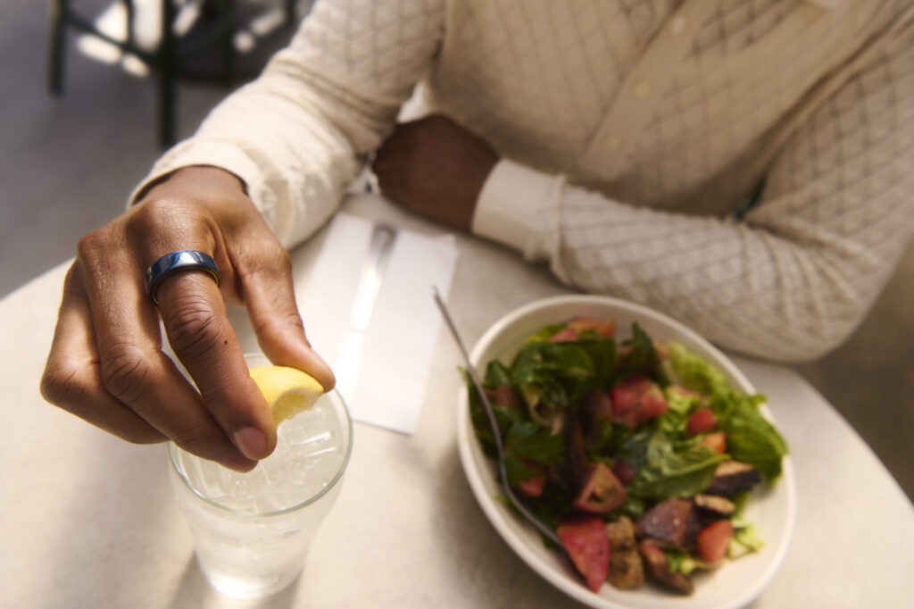 Un anillo inteligente que marca el futuro de los wearables - oura-comida-1024x682