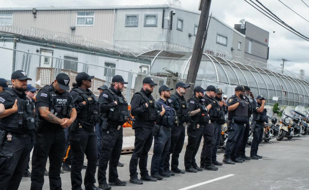 Decretan toque de queda en Newark tras disturbios frente centro de detención de migrantes