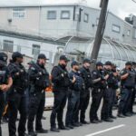 Decretan toque de queda en Newark tras disturbios frente centro de detención de migrantes