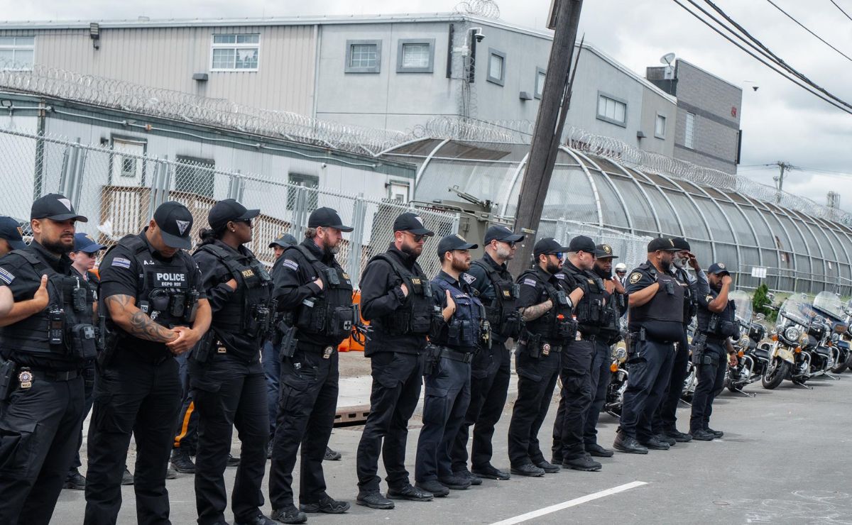 Decretan toque de queda en Newark tras disturbios frente centro de detención de migrantes Decretan toque de queda en Newark tras disturbios frente centro de detención de migrantes
