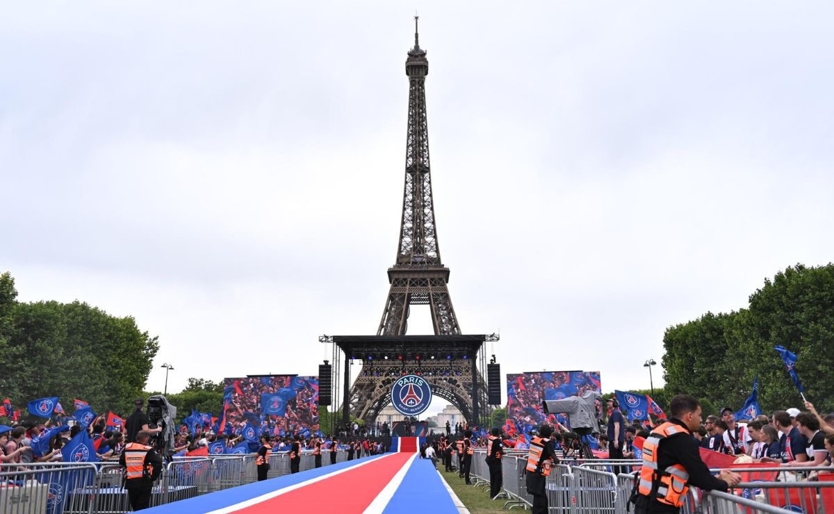 Festejos por el triunfo del PSG dejan un muerto y dos heridos muy graves - preparativos-para-festejo-del-psg-en-la-torre-eiffel