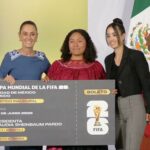 Sheinbaum entrega su boleto para la inauguración del Mundial 2026 a joven de Veracruz