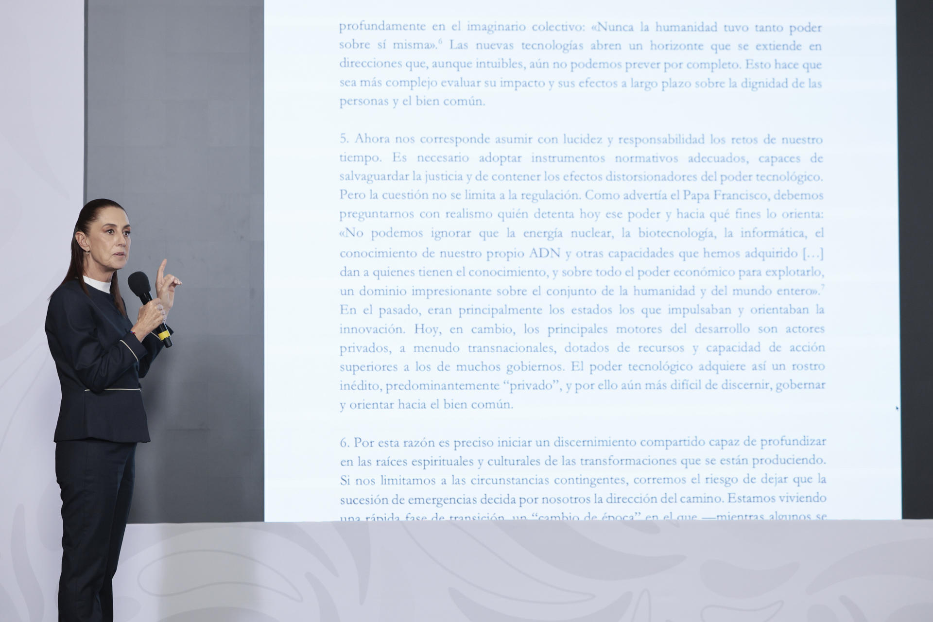 Sheinbaum ve “muy interesante” la reflexión “humanista” de León XIV sobre IA