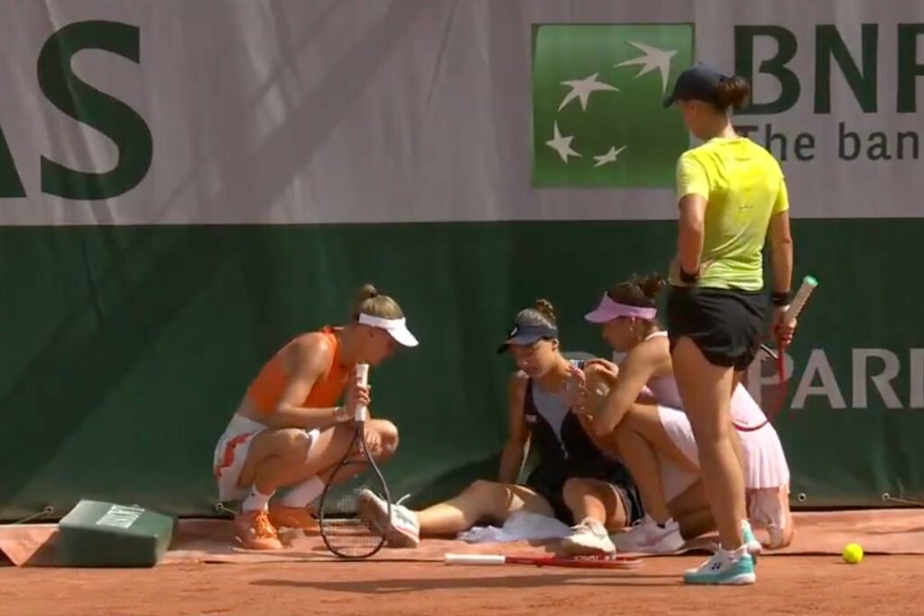 Roland Garros 2026: Tenista sufre caída tras tropezar con un cartel publicitario