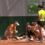 Roland Garros 2026: Tenista sufre caída tras tropezar con un cartel publicitario