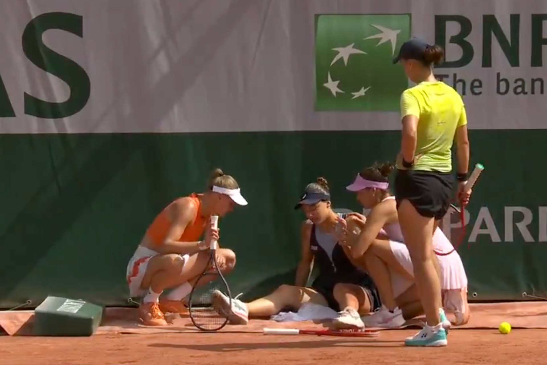 Roland Garros 2026: Tenista sufre caída tras tropezar con un cartel publicitario Roland Garros 2026: Tenista sufre caída tras tropezar con un cartel publicitario