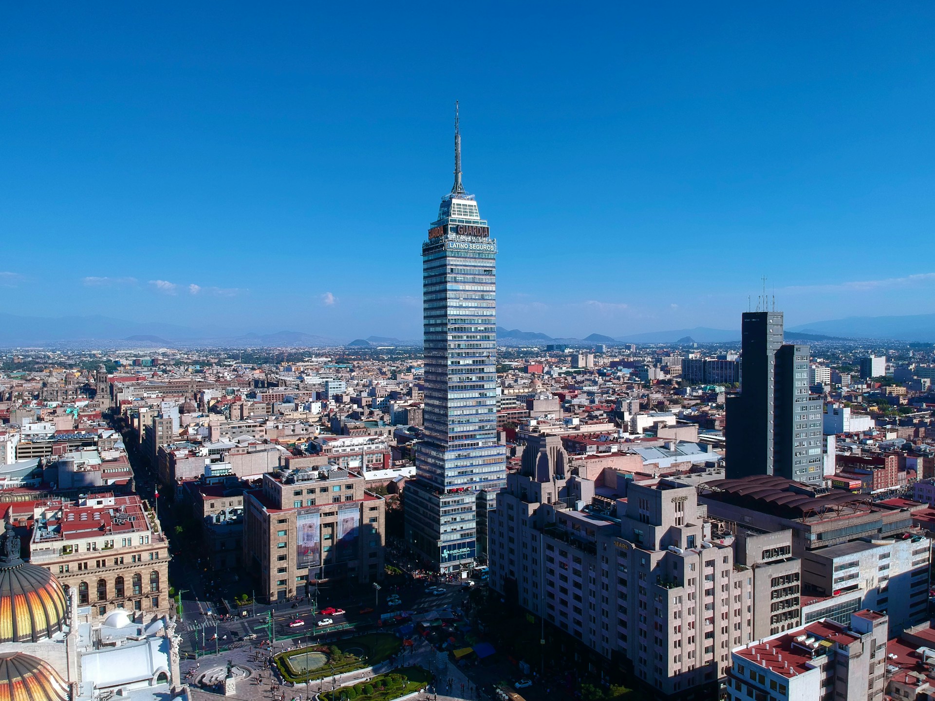 Rescatan a 9 personas que se quedaron atrapadas en elevador de la Torre Latinoamericana Rescatan a 9 personas que se quedaron atrapadas en elevador de la Torre Latinoamericana