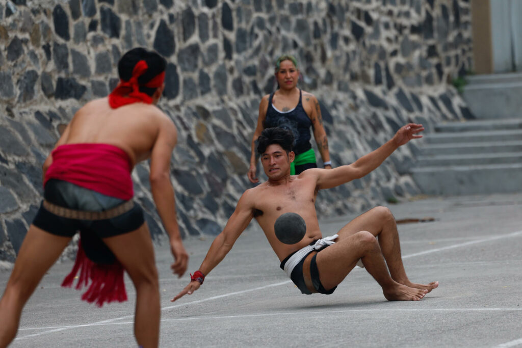 Mexicanos aprovechan impulso del Mundial para rescatar el ancestral juego de pelota Ulama