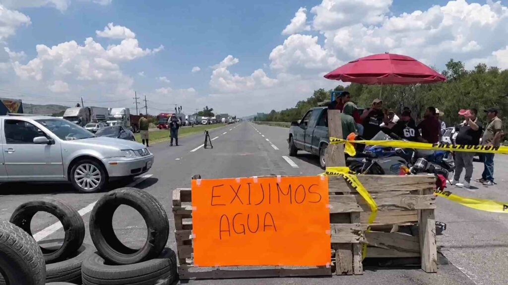Habitantes bloquean la carretera 57 en Querétaro para exigir abasto de agua