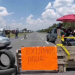Habitantes bloquean la carretera 57 en Querétaro para exigir abasto de agua