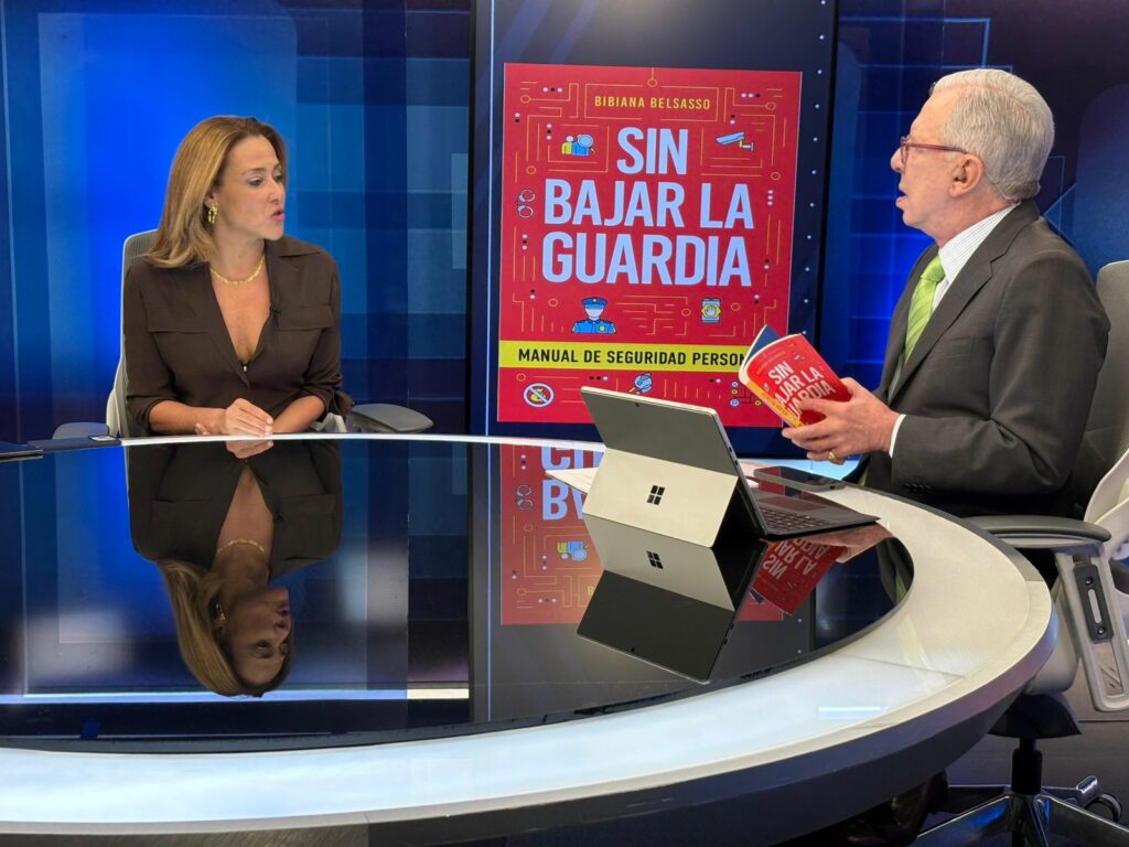 Presentan el libro “Sin bajar la guardia” Presentan el libro “Sin bajar la guardia”