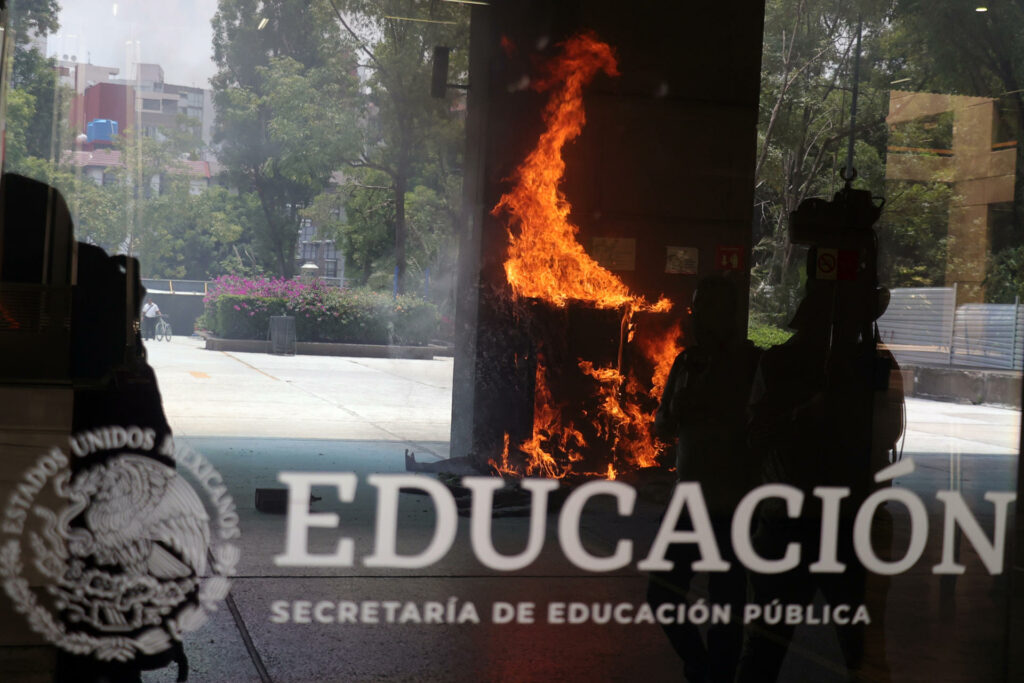 Maestros de la CNTE dan portazo e irrumpen en sede de la SEP